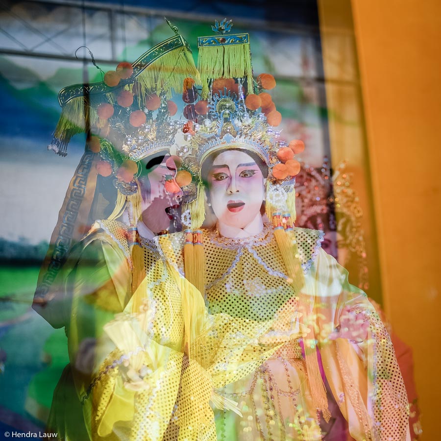 Teochew street opera in Singapore by Hendra Lauw.