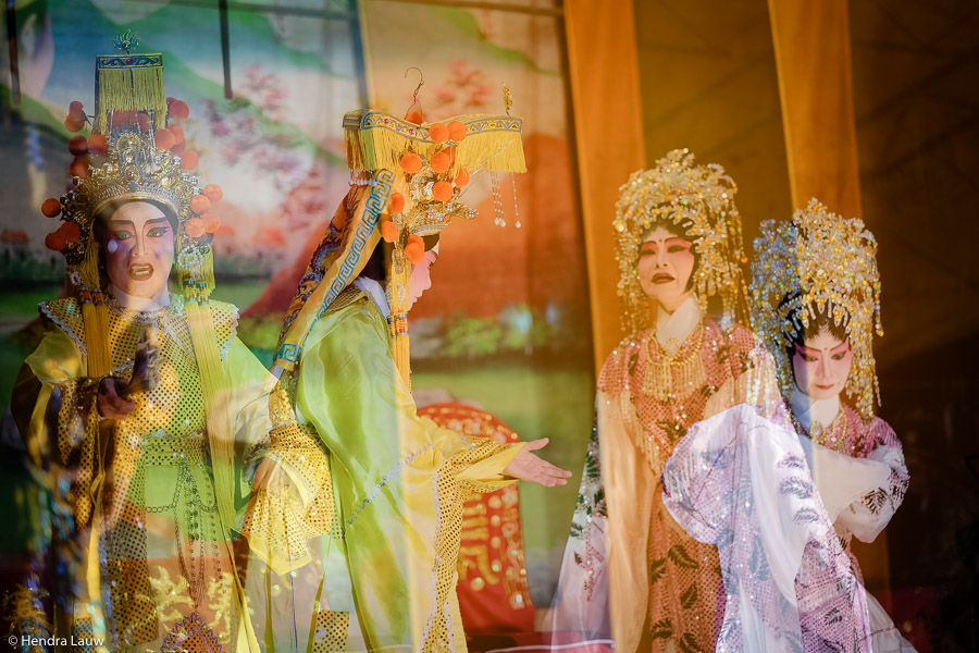 Teochew street opera in Singapore by Hendra Lauw.