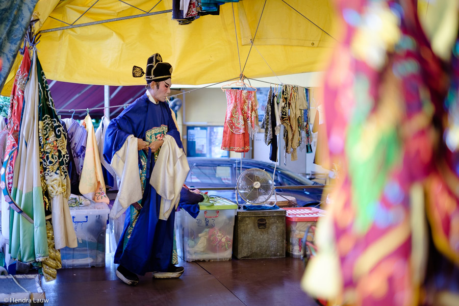 Teochew street opera in Singapore by Hendra Lauw.