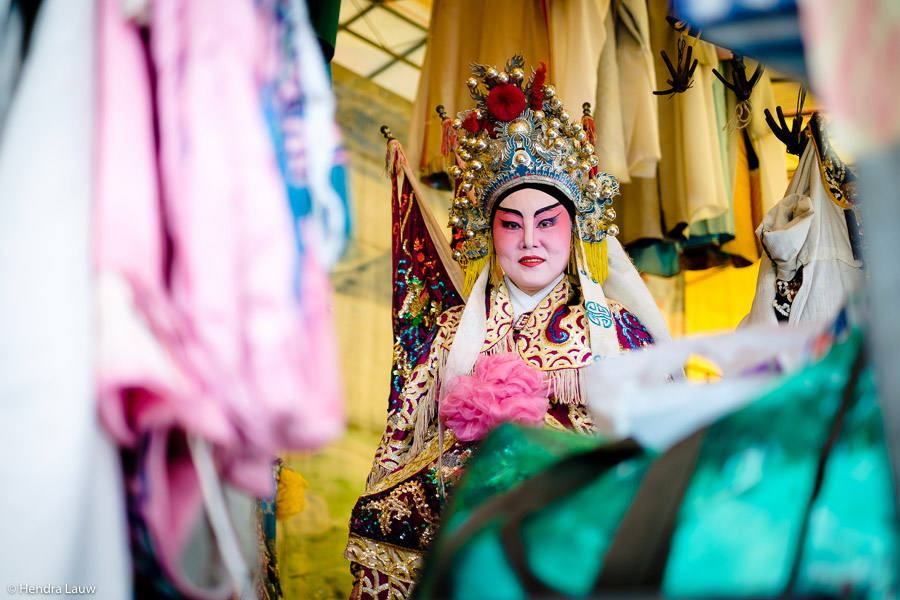 Teochew street opera in Singapore by Hendra Lauw.