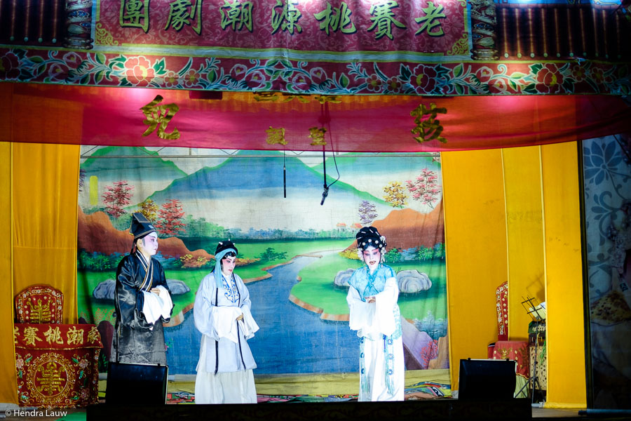 Teochew street opera in Singapore by Hendra Lauw.