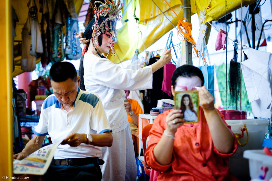 Teochew street opera in Singapore by Hendra Lauw