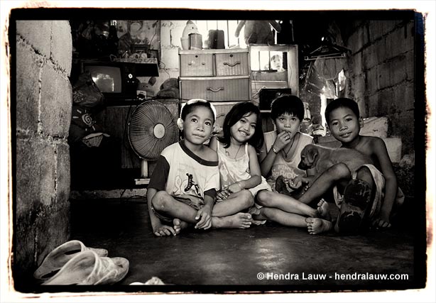 Children inside a 'house' at the Manila North Cemetery