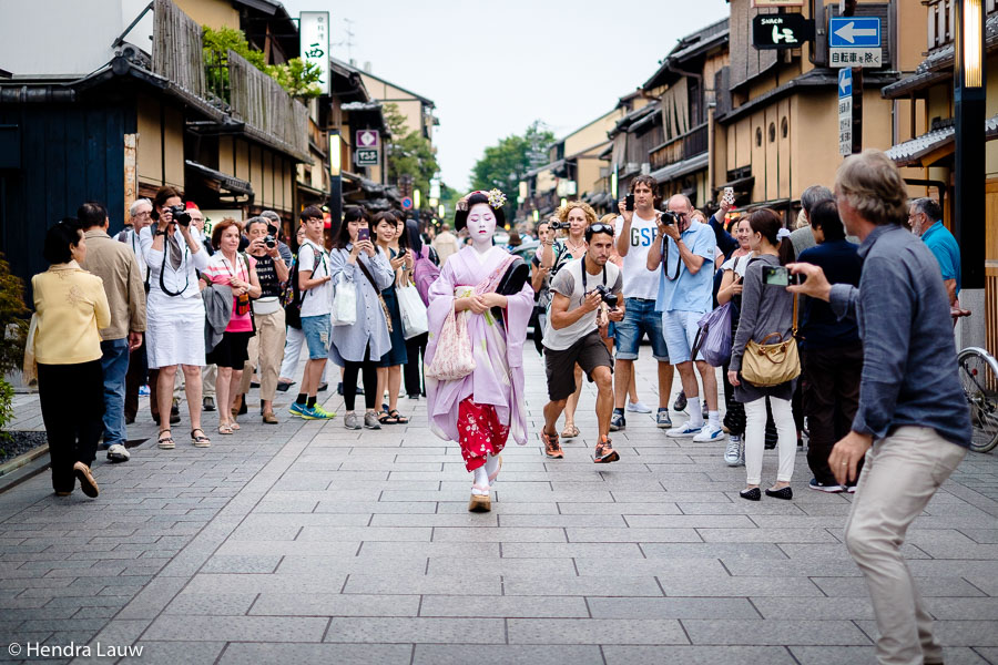 Geisha in Japan - by Hendra Lauw