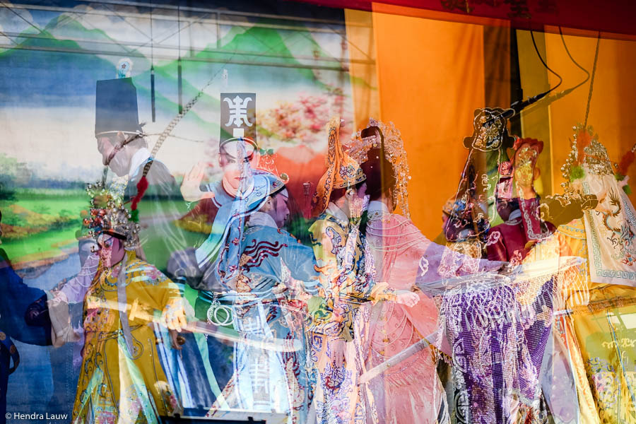 Teochew street opera in Singapore by Hendra Lauw.