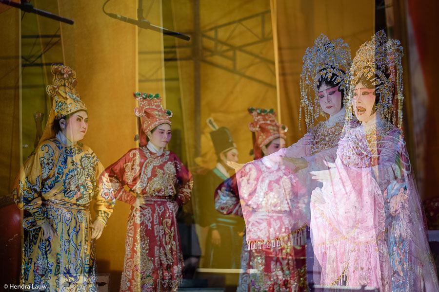 Teochew street opera in Singapore by Hendra Lauw.