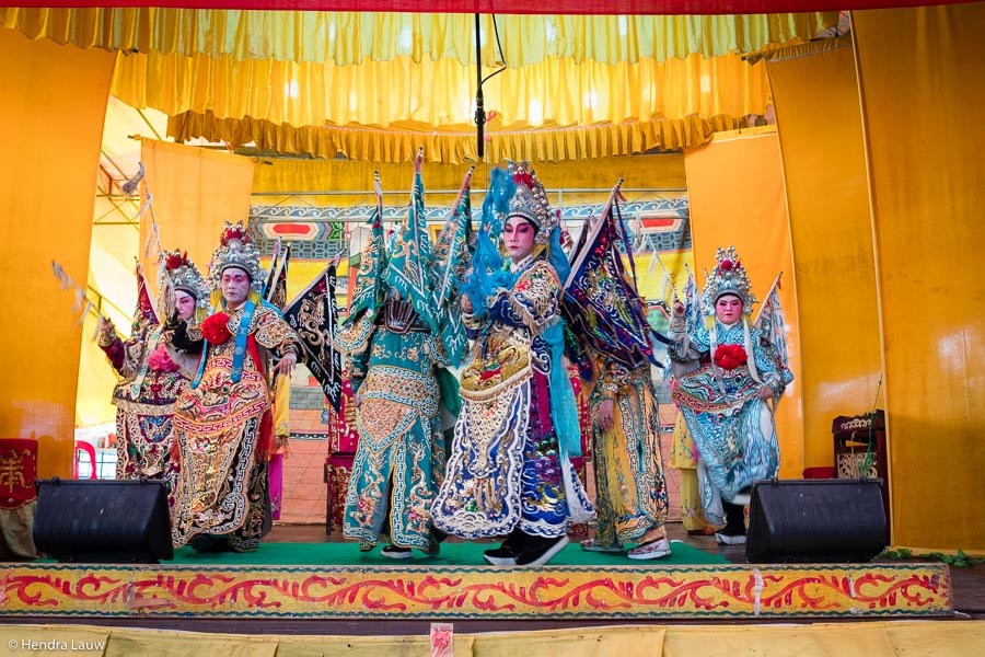 Teochew street opera in Singapore by Hendra Lauw.