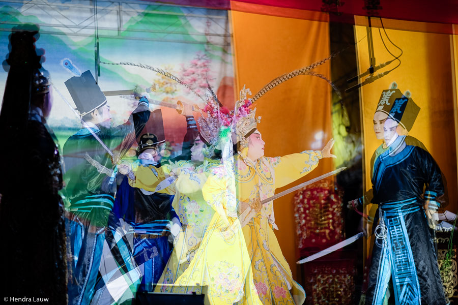 Teochew street opera in Singapore by Hendra Lauw.