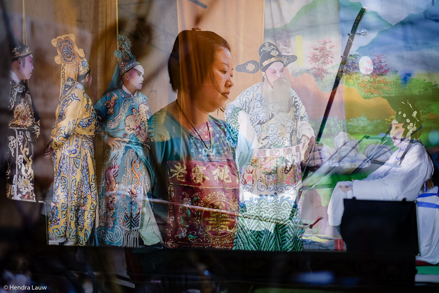 Teochew street opera in Singapore by Hendra Lauw.