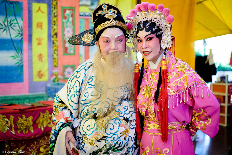 Teochew street opera in Singapore by Hendra Lauw.