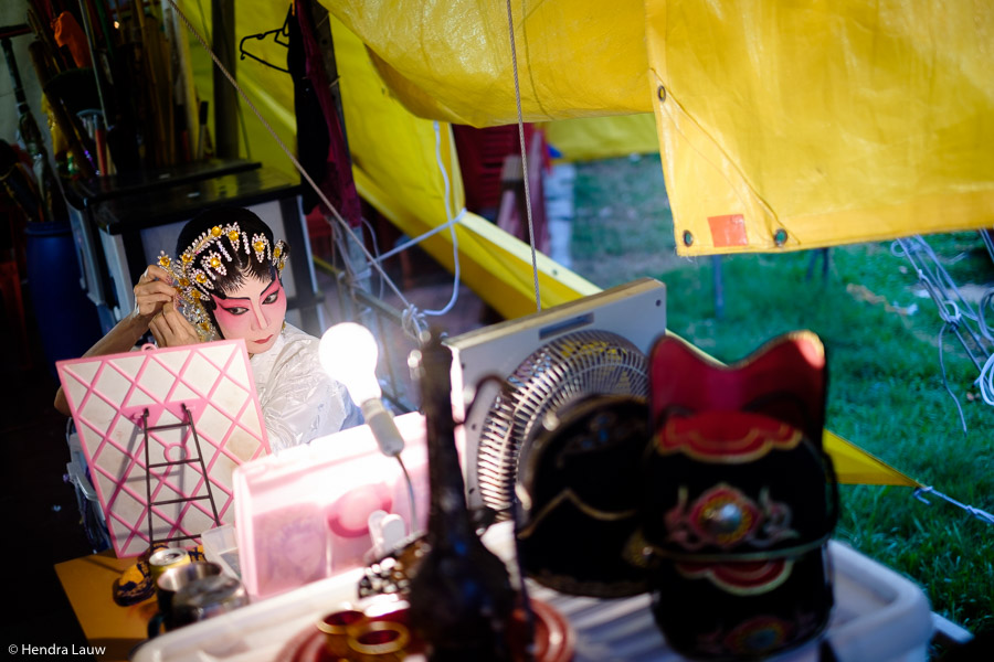 Teochew street opera in Singapore by Hendra Lauw.