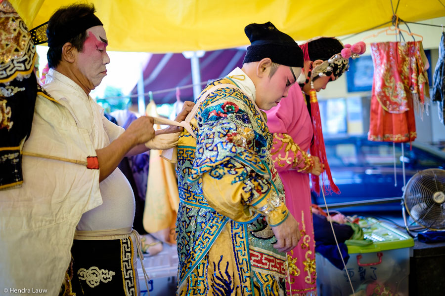 Teochew street opera in Singapore by Hendra Lauw.