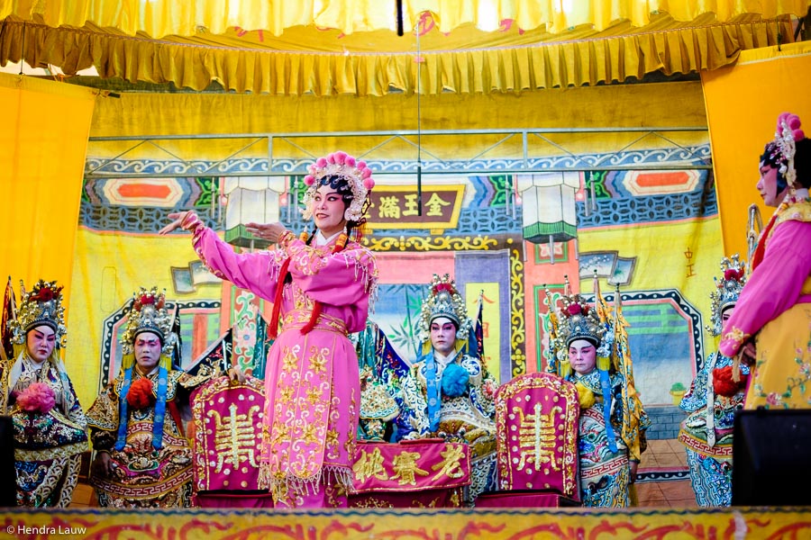 Teochew street opera in Singapore by Hendra Lauw.