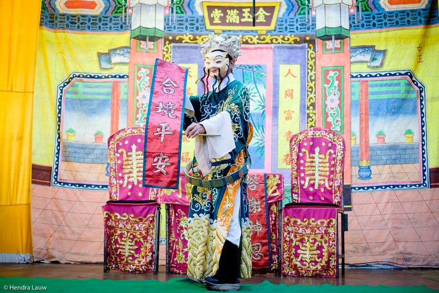 Teochew street opera in Singapore by Hendra Lauw.