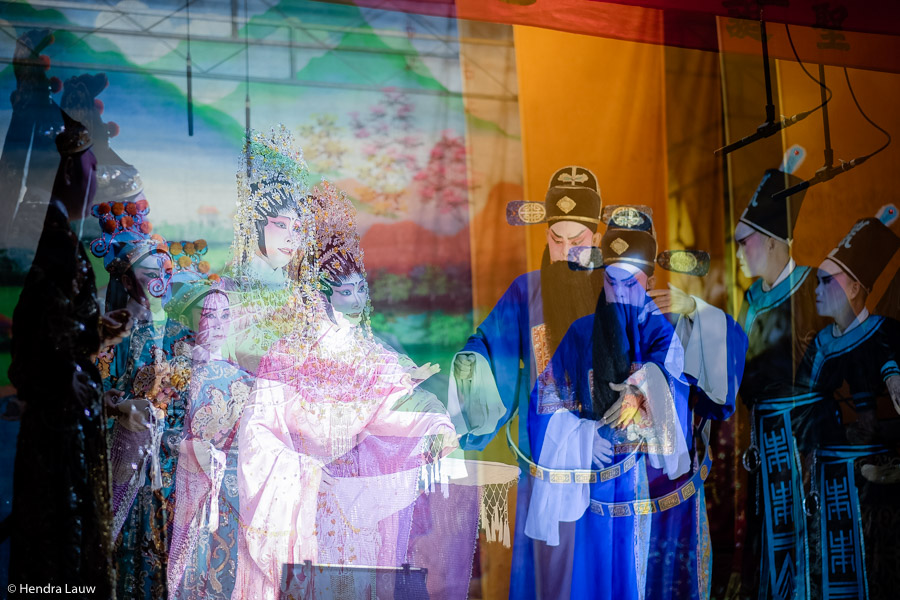 Teochew street opera in Singapore by Hendra Lauw.