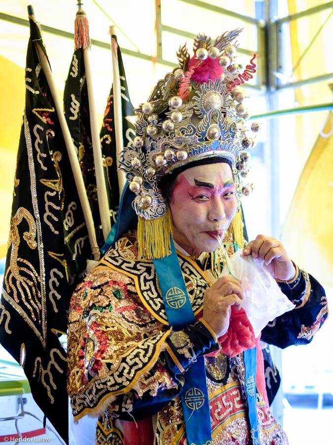 Teochew street opera in Singapore by Hendra Lauw.