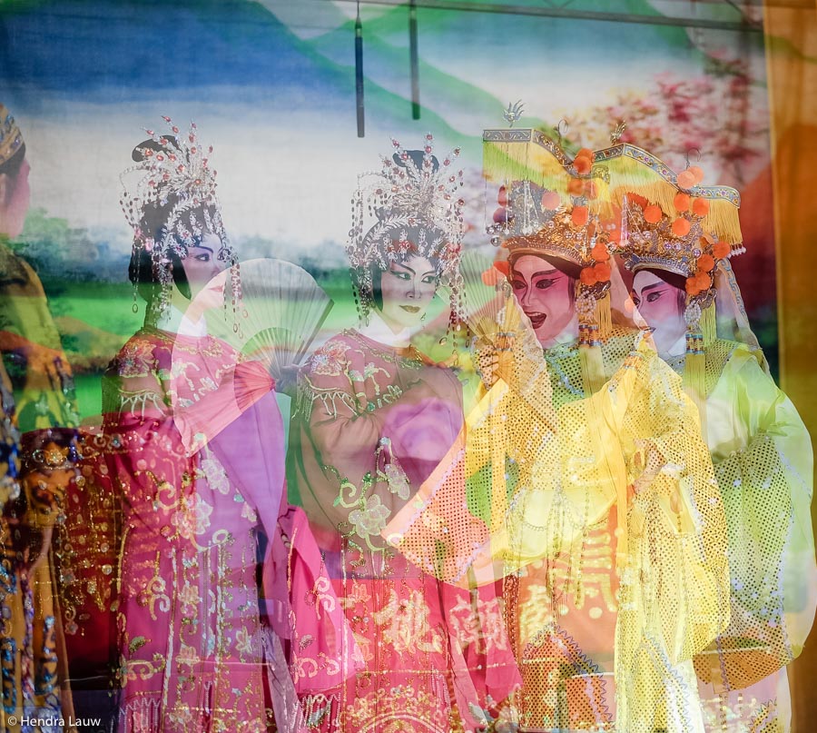 Teochew street opera in Singapore by Hendra Lauw.