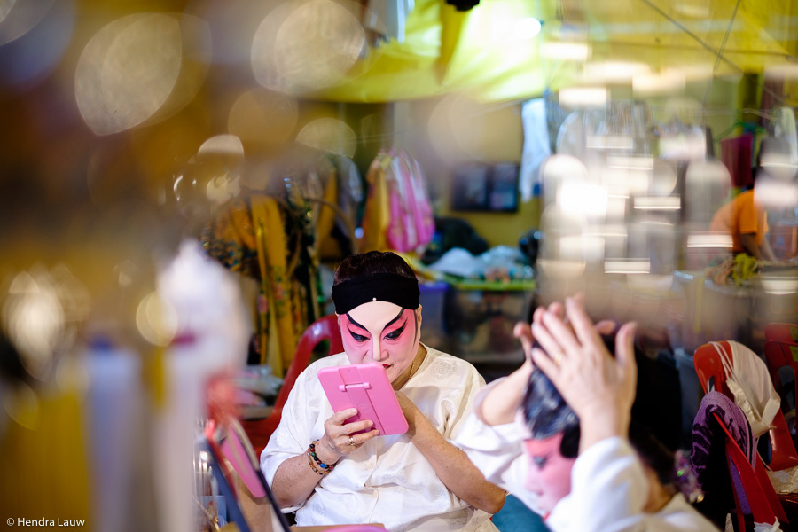 Teochew street opera in Singapore by Hendra Lauw