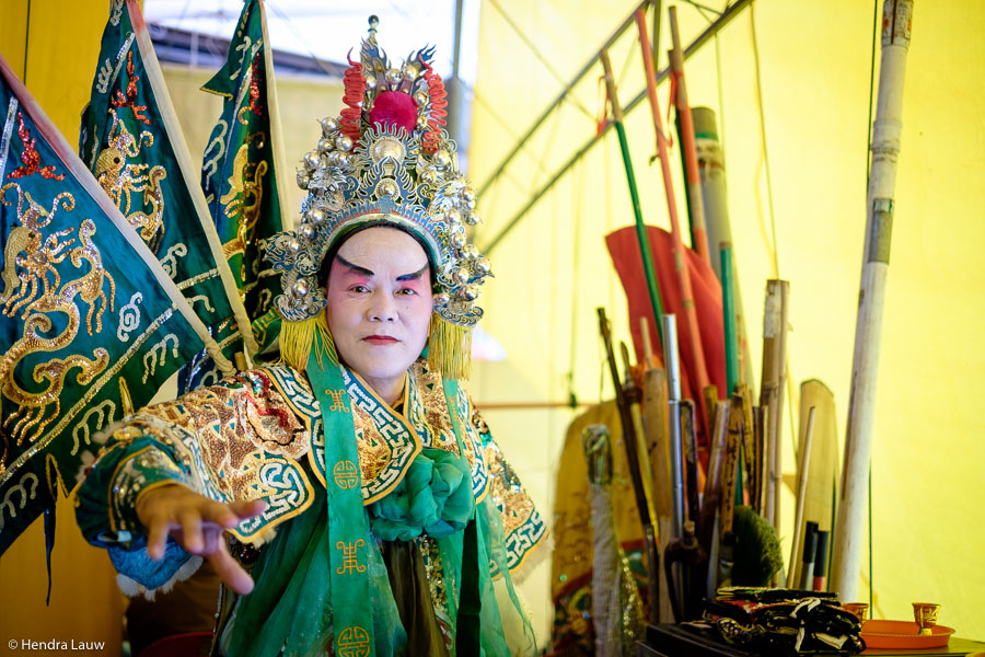 Teochew street opera in Singapore by Hendra Lauw.