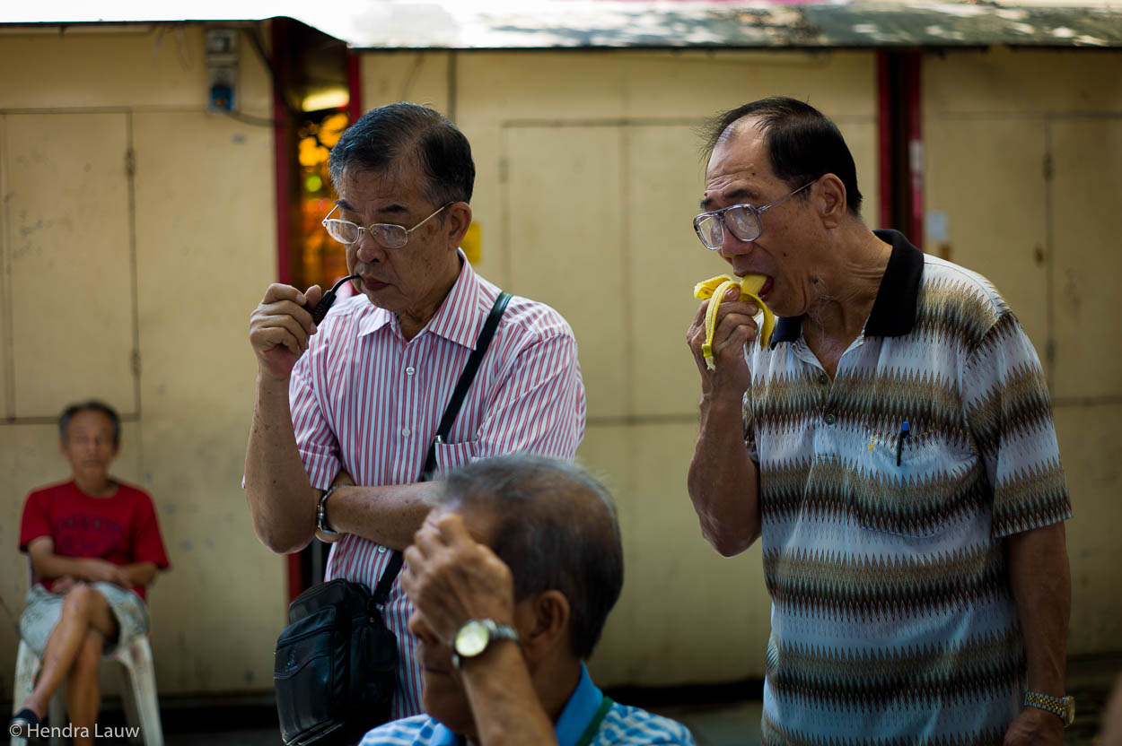 Street photography in Chinatown Singapore by Hendra Lauw