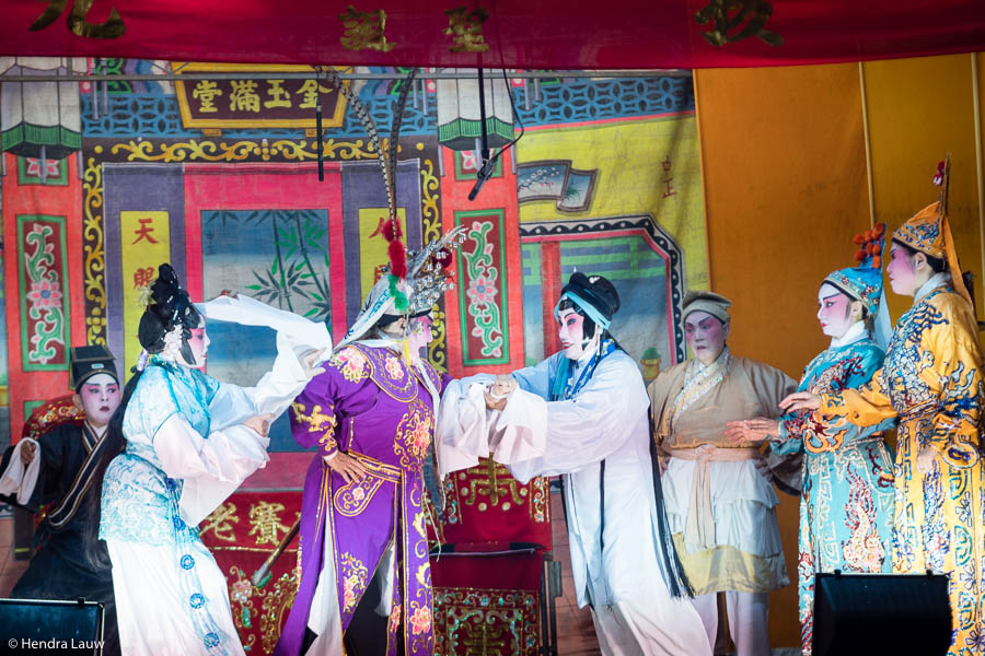 Teochew street opera in Singapore by Hendra Lauw.