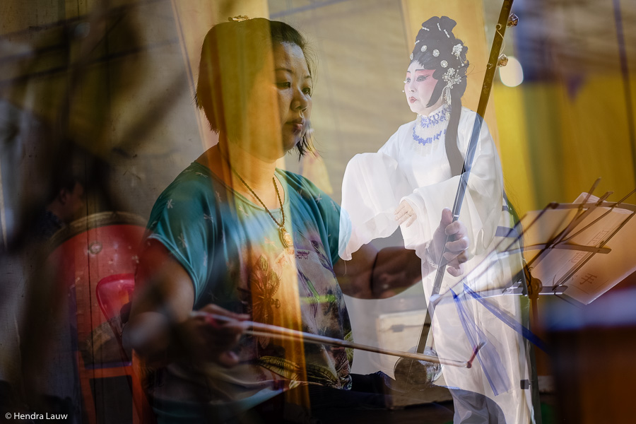 Teochew street opera in Singapore by Hendra Lauw.