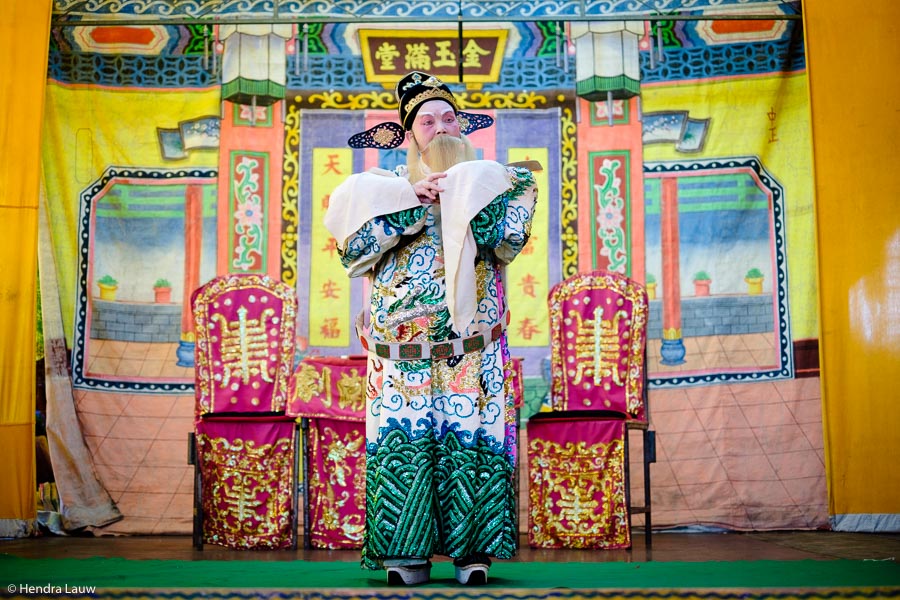 Teochew street opera in Singapore by Hendra Lauw.