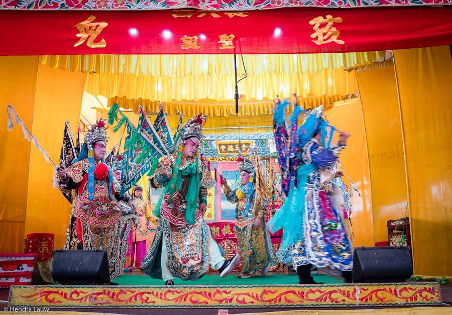 Teochew street opera in Singapore by Hendra Lauw.