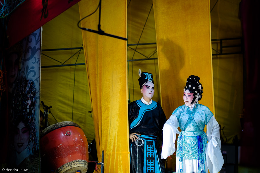 Teochew street opera in Singapore by Hendra Lauw.