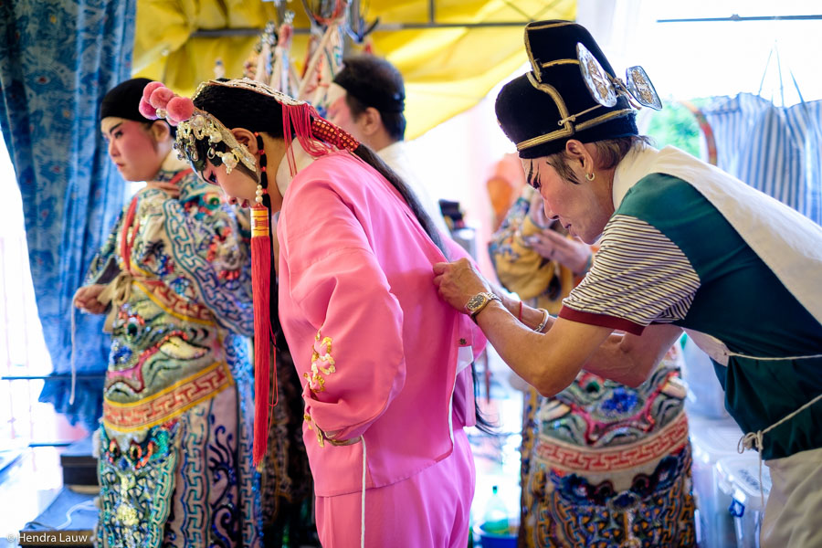 Teochew street opera in Singapore by Hendra Lauw.