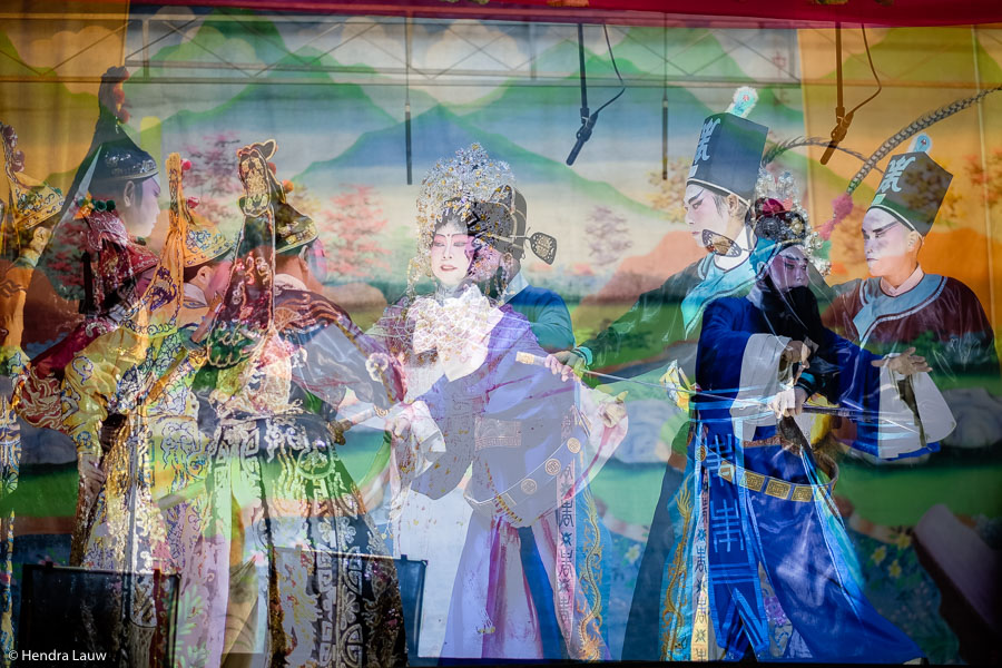 Teochew street opera in Singapore by Hendra Lauw.