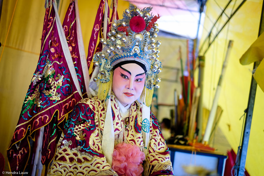 Teochew street opera in Singapore by Hendra Lauw.