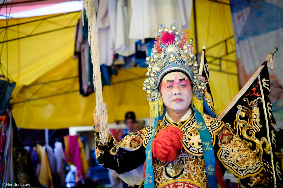 Teochew street opera in Singapore by Hendra Lauw.